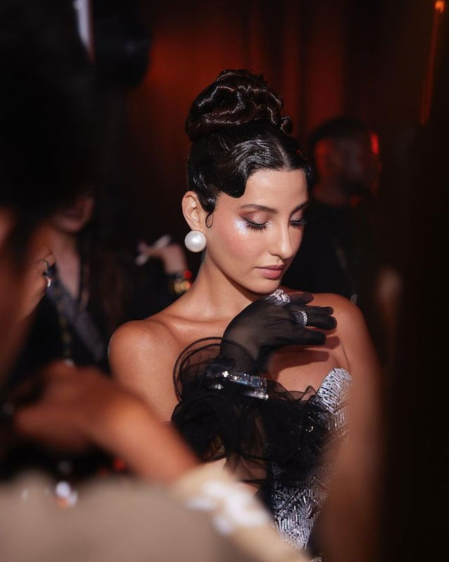 Captivating Looks Of Nora Fatehi In Colorful Outfit Captivating Looks Of Nora Fatehi In Colorful Outfit